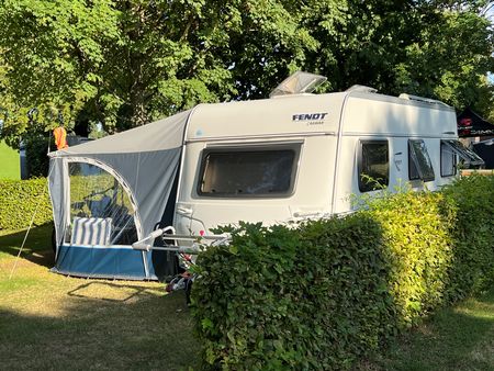 Wohnwagen mit Vorzelt auf einem Campingplatz