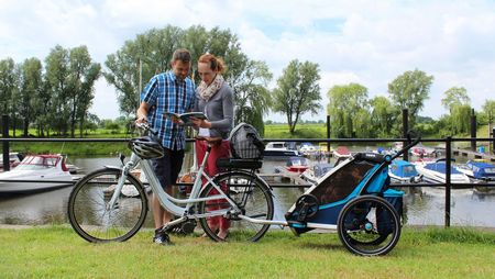 Familie mit Fahrrad und Kinderanhänger