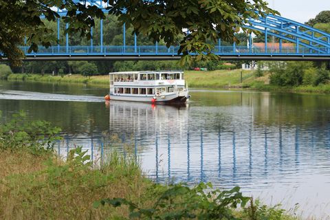 Ein Weserschiff fährt unter einer Brücke hindurch