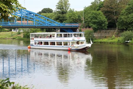 Fahrgastschiff auf der Weser bei Nienburg