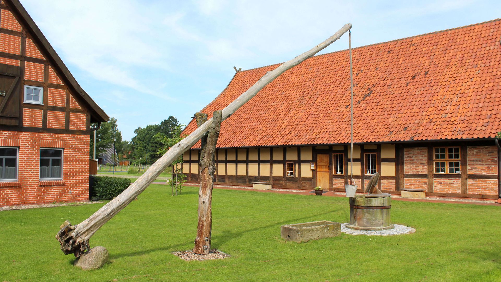 Gebäude und Brunnen des Kulturguts Ehmken Hoff