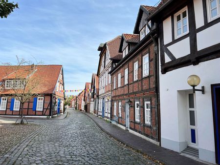 Straße mit Fachwerkgebäuden in Nienburg