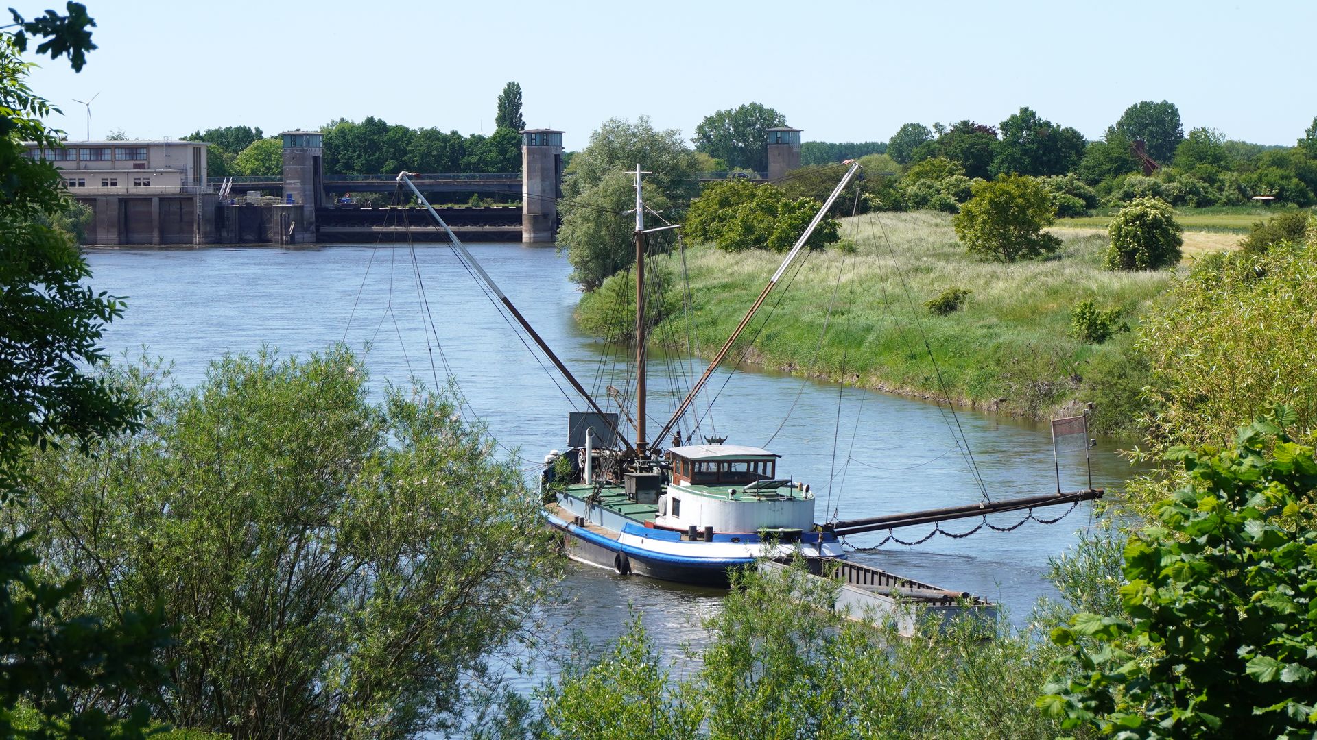 Aalshokker auf der Weser in Drakenburg